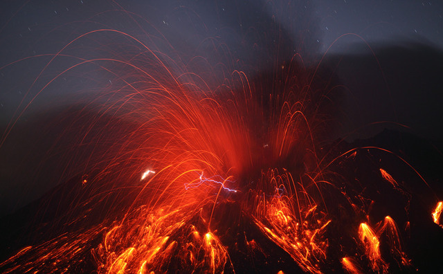 Volcá en erupción recibiendo la grata visita de un relámpago